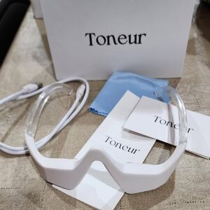 Depuff Your Eyes-  Therapy In Your Home!